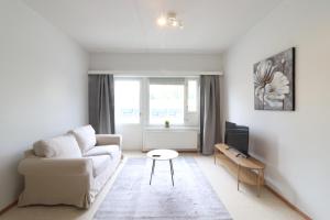 Μια τηλεόραση ή/και κέντρο ψυχαγωγίας στο Forenom Serviced Apartments Vihti