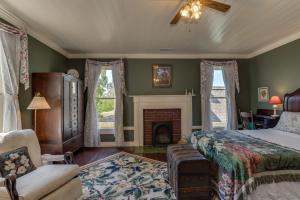 RutherfordtonCarrier Houses Bed & Breakfast的带床和壁炉的卧室
