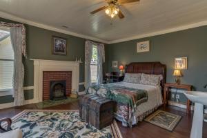 RutherfordtonCarrier Houses Bed & Breakfast的带床和壁炉的卧室