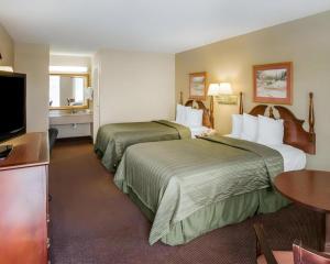 a hotel room with two beds and a table at Quality Inn Reidsville Hwy 29 in Reidsville