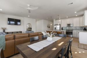 een keuken en woonkamer met een tafel en een bank bij St, Gorgeous condo in Atkinville