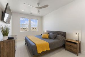 een slaapkamer met een bed en een plafondventilator bij St, Gorgeous condo in Atkinville