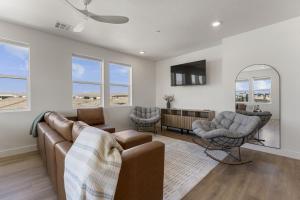 een woonkamer met een bank en twee stoelen bij St, Gorgeous condo in Atkinville