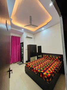 - une chambre avec un lit coloré et un plafond dans l'établissement Hotel & Resort Virasat inn, à Alwar