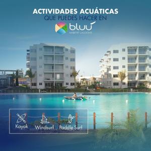 eine Person in einem Boot in einem Pool vor einigen Gebäuden in der Unterkunft Bluu Habitat Lagoons En Mazatlan DEPARTAMENTO in Mazatlán