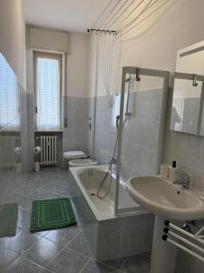 een badkamer met een bad, een wastafel en een douche bij Apartamento Malpensa Milano 2 in Casorate Sempione