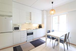 Η κουζίνα ή μικρή κουζίνα στο Forenom Serviced Apartments Vihti