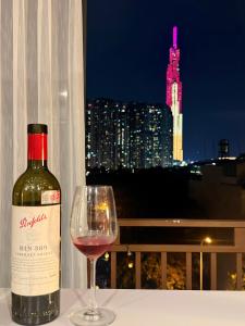 Seawa Hideaway في مدينة هوشي منه: زجاجة من النبيذ تجلس بجوار كأس من النبيذ