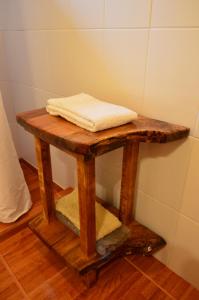 einem Holztisch mit einem Handtuch darüber in der Unterkunft Cabañas Valle del Río in Curacautín
