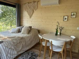 Postel nebo postele na pokoji v ubytování ToTu Tiny House Sauna & wanna ogrodowa