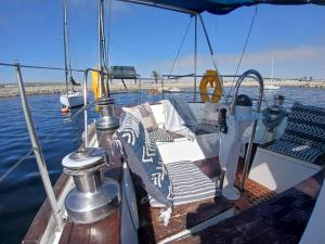 Udsigt til en flod der løber i nærheden af båden