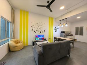 Η κουζίνα ή μικρή κουζίνα στο Simfoni Seaview Premium Homestay 09
