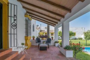un patio di una casa con piscina di Cortijo La Dehesa del Pilar a Setenil