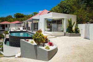 グスタビアにあるVilla Angel Sunsetのスイミングプールとパティオ付きの家