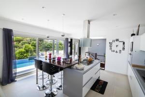 グスタビアにあるVilla Angel Sunsetの白い家電製品付きのキッチン、大きな窓