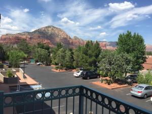 uma vista para um parque de estacionamento com montanhas ao fundo em Southwest Inn at Sedona em Sedona