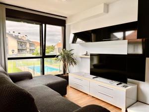 Televisyen dan/atau pusat hiburan di Apartamento Puerta de Mogro