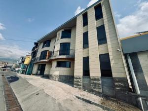 MARCO Hotel في غوريس: مبنى على جانب الشارع