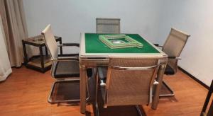 une table de salle à manger avec des chaises et une table verte dans l'établissement Jtour Inn Suizhou Yanhe Avenue, à Suizhou 91 autres photos