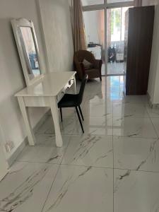 Apartment in villa with sea view في Calodyne: أرضية من الرخام الأبيض مع طاولة زينة ومرآة +9 صور