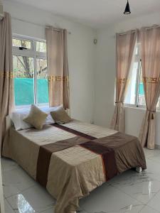 Apartment in villa with sea view في Calodyne: غرفة نوم بسرير كبير مع نافذة كبيرة