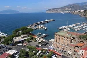 una vista aerea di un porto con barche in acqua di Happy Flat free parking a Sorrento