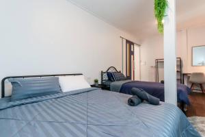 Voodi või voodid majutusasutuse Tiny House Bangson at Bangsue Grand Station toas