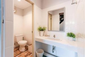 Vannituba majutusasutuses Tiny House Bangson at Bangsue Grand Station +32 fotot