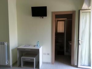 TV a/nebo společenská místnost v ubytování Il Girasole Formia Guesthouse rooms