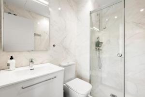 Ένα μπάνιο στο Baviera Hills 1a +13 φωτογραφίες
