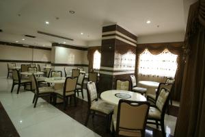 a dining room with tables and chairs in a restaurant at فندق الأزهر النزهة - Al Azhar Nuzhah Hotel in Mecca