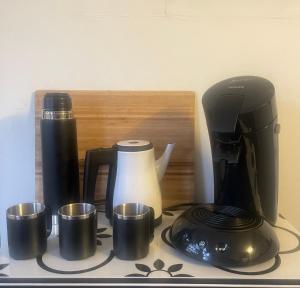 a coffee maker and coffee cups on a counter at Zen House in Westergeest