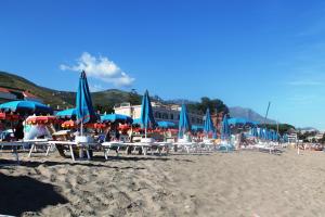 un gruppo di sedie e ombrelloni in spiaggia di Blue B&B a Formia