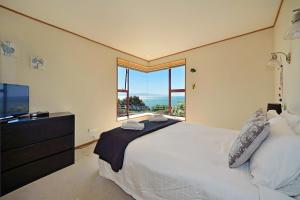 Gallery image of The Cliffs - Nelson Waterfront Home in Nelson