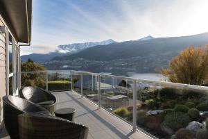 弗兰克顿Peninsula Lake View的可欣赏山景的阳台