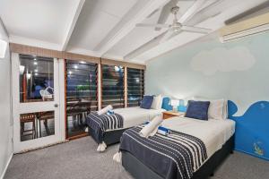 Ένα ή περισσότερα κρεβάτια σε δωμάτιο στο Absolute Beachfront Family Retreat +39 φωτογραφίες