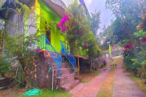 Un edificio colorido con escaleras a un costado. en Hotel O Endj Walet Samodra, en Tepus