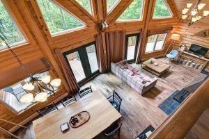 - Vistas a la sala de estar y al comedor en Authentic Log Cabin - Billard Spa - Le Scandinave, en Saint-Rémi-dʼAmherst 37 fotos más