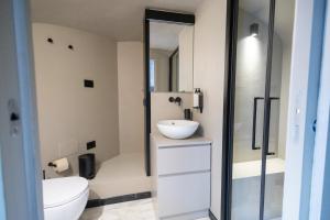 ein Badezimmer mit Waschbecken, Toilette und Dusche in der Unterkunft The Gateway Suite, Porta Nuova Station, Turin in Turin + 16 Fotos