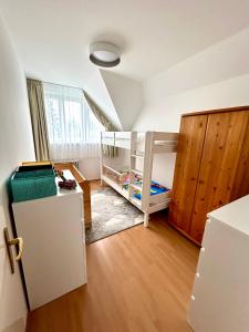 ein Zimmer mit zwei Etagenbetten und einem Fenster in der Unterkunft Ágica Nyaraló in Balatonkenese