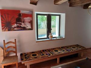a room with a bench and a window at Ahimsa in Buisson
