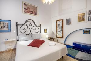 Postel nebo postele na pokoji v ubytování Corte Fiorita - City Center historical stay