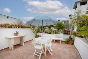 Balkón nebo terasa v ubytování Corte Fiorita - City Center historical stay