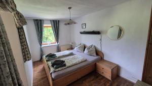Landhaus auf der Alm في Langschlag: غرفة نوم صغيرة مع سرير ومرآة