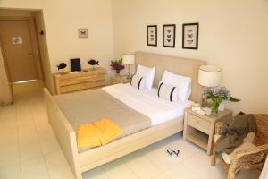 1 dormitorio con 1 cama grande con sábanas y almohadas blancas en Golden Key Hisaronu, en Hisarönü