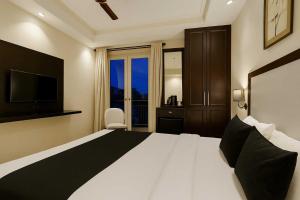 Una cama o camas en una habitación de Collection O Udyog Vihar