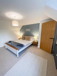 Postel nebo postele na pokoji v ubytování The Retreat, Cosy 1 Bed Cottage, Town Centre Location