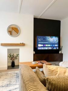 TV a/nebo společenská místnost v ubytování The Retreat, Cosy 1 Bed Cottage, Town Centre Location