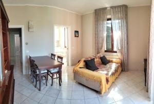 a living room with a couch and a table at Casa Prinz in Marotta