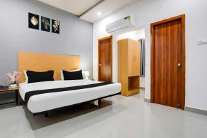 Un dormitorio con una cama y una puerta de madera. en Collection O Shamshabad Near Airport, en Shamshabad